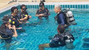 Yes you can you scuba dive without knowing how to swim