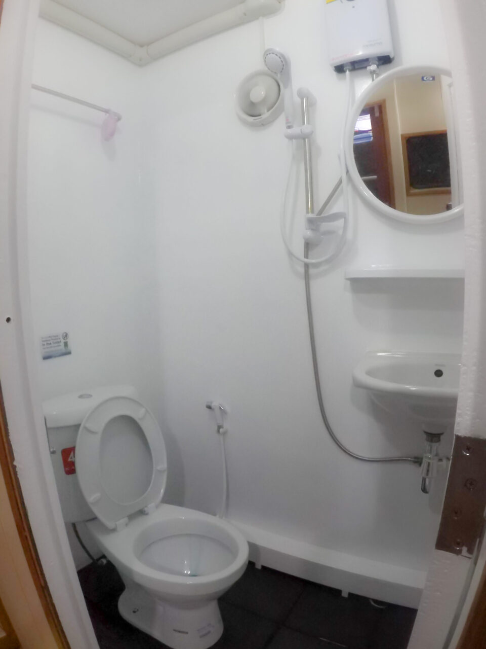 ensuite bathroom on manta queen 3