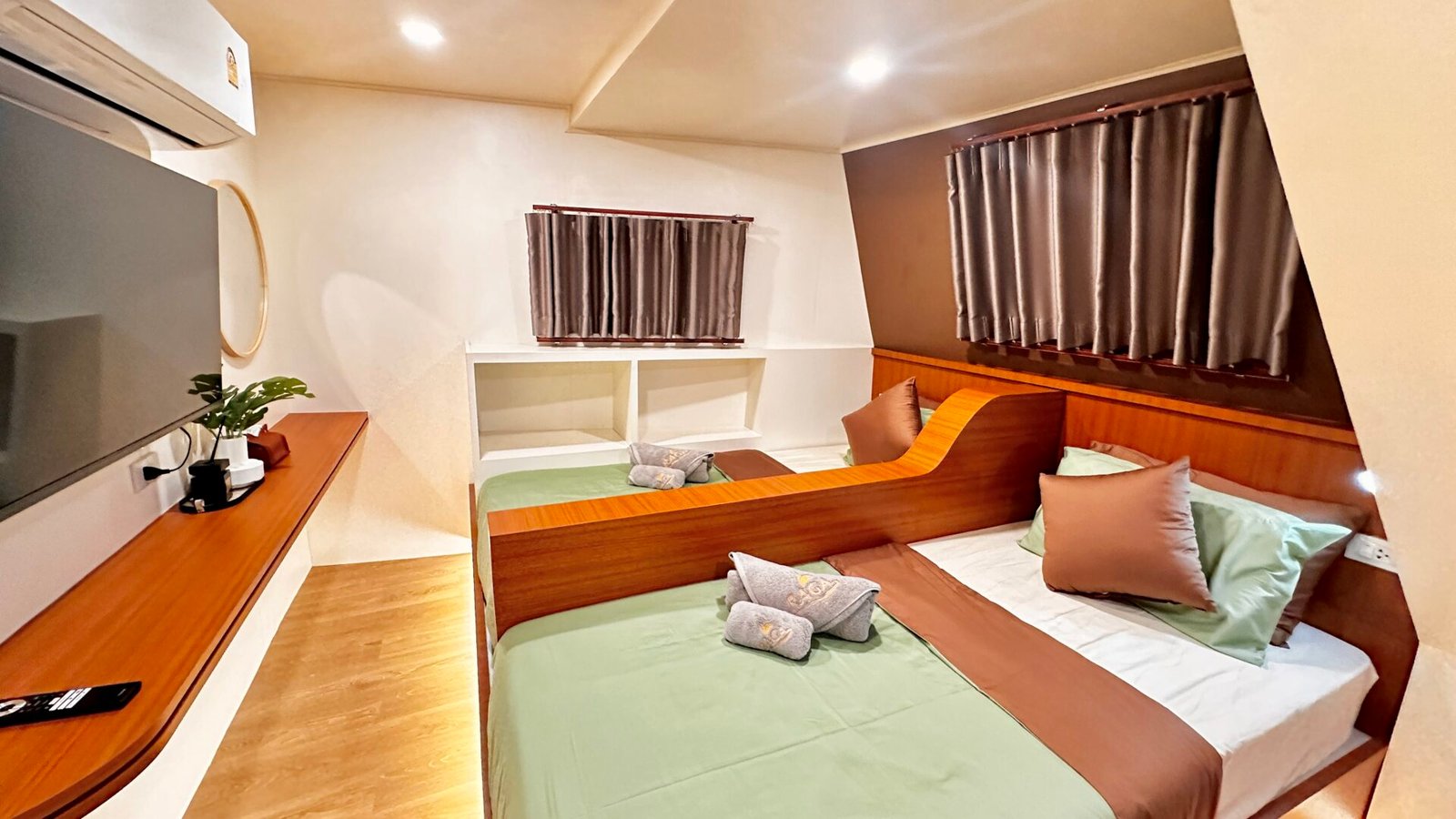Main deck deluxe twin/double bed