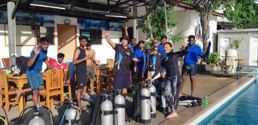 Discover scuba diving students learning to use scuba equipment