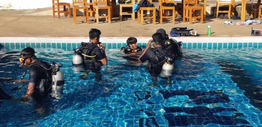 Scuba diving lessons and training dives in a Proper dive pool
