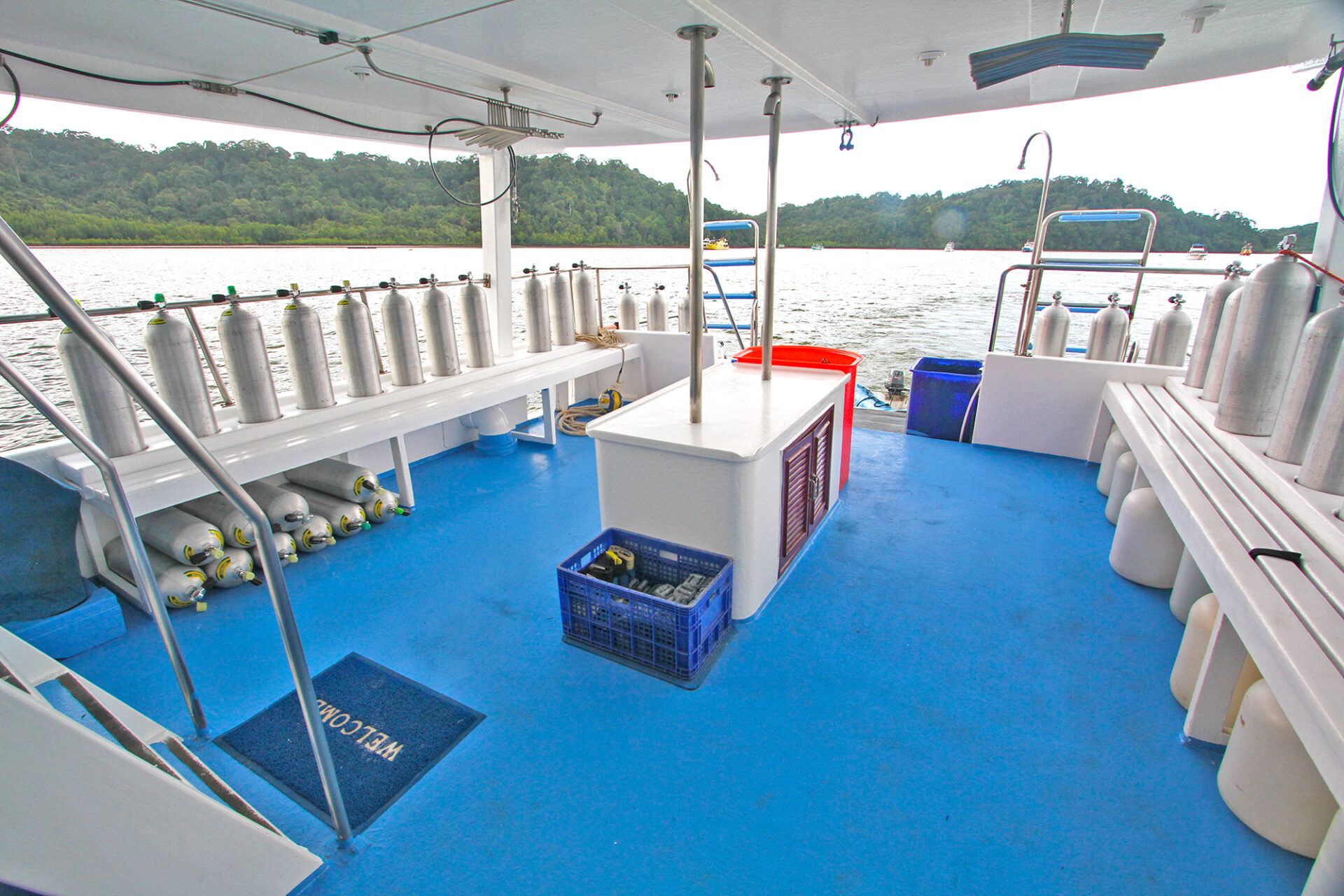 dive deck on manta queen 2