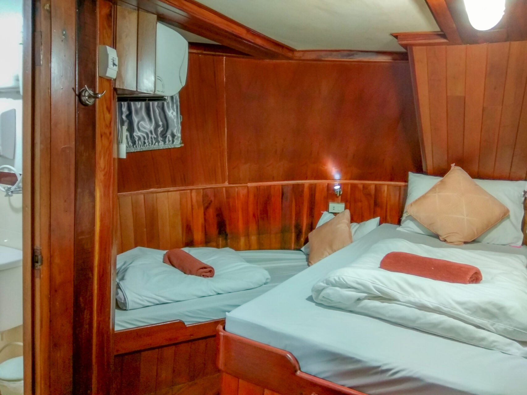 ensuite twin on manta queen 8