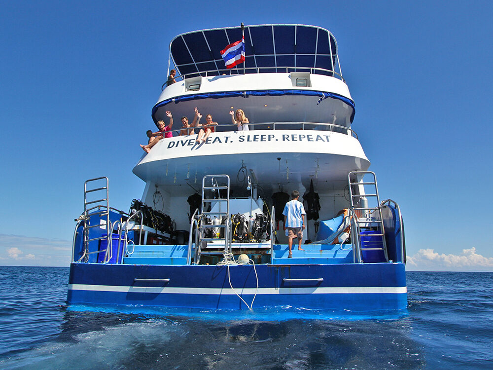 generous dive deck on manta queen 3