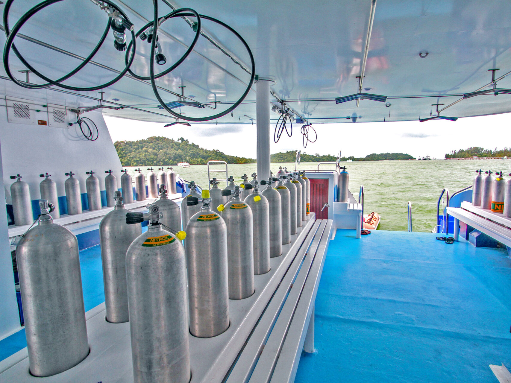 manta queen dive deck