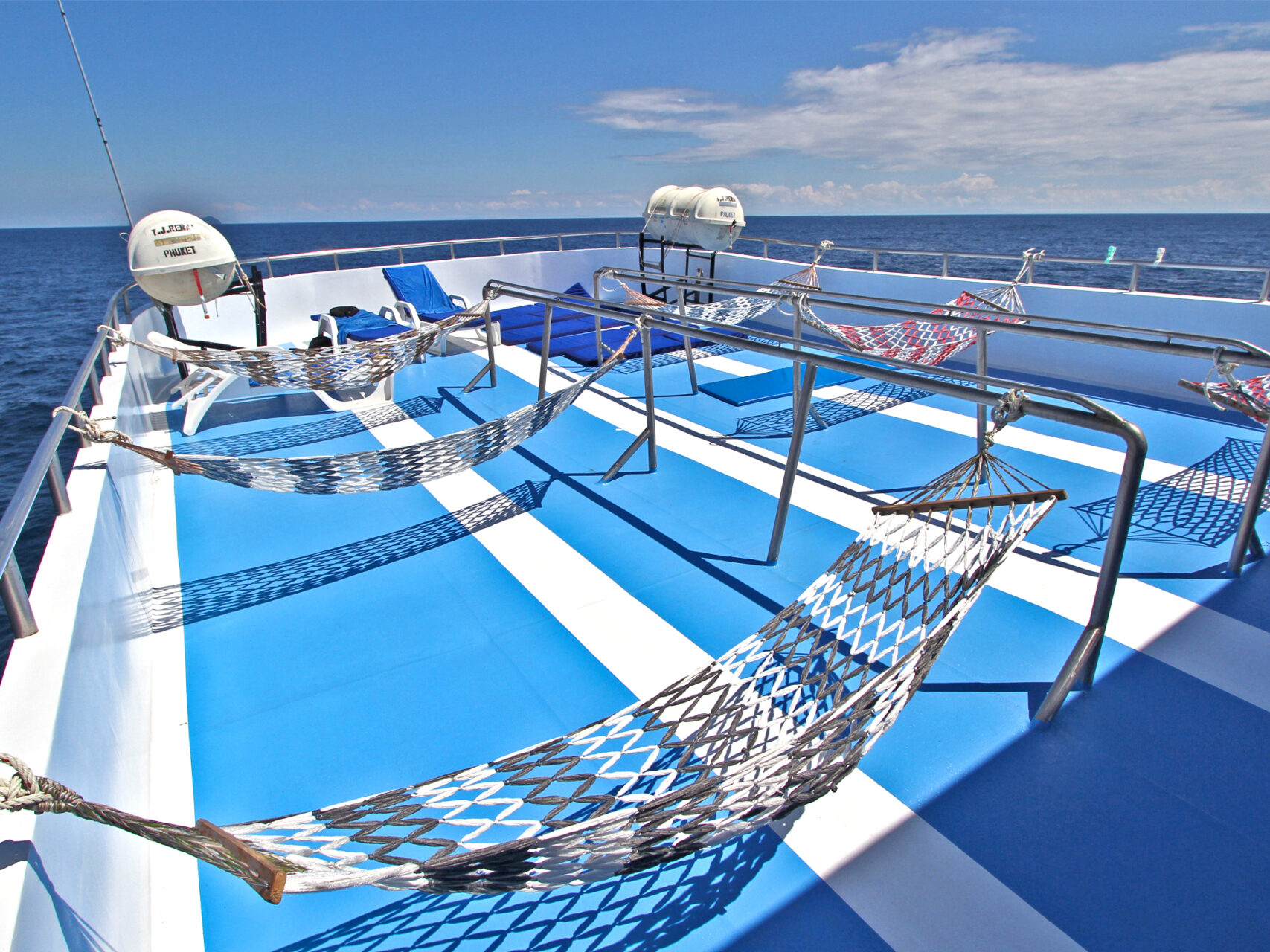 manta queen sundeck with hammocks