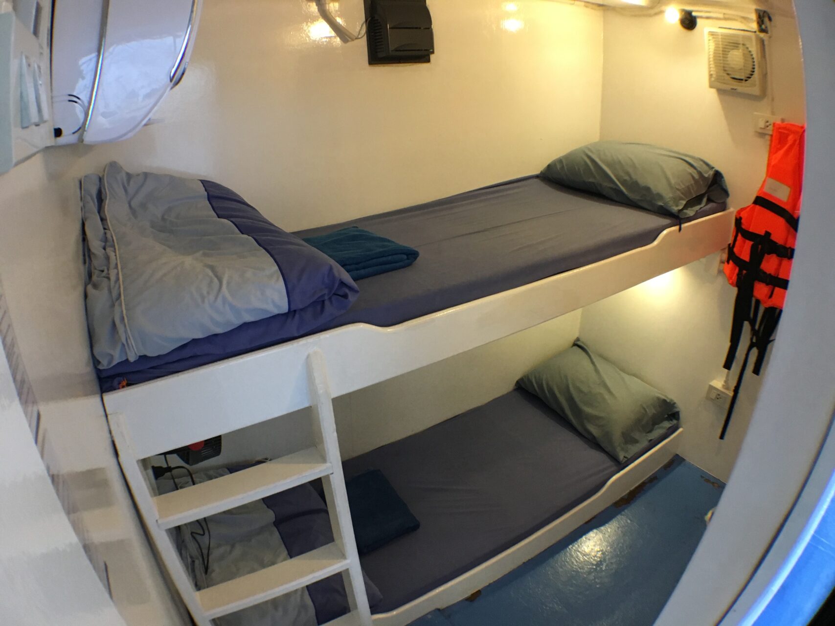 non ensuite twin bunk cabin