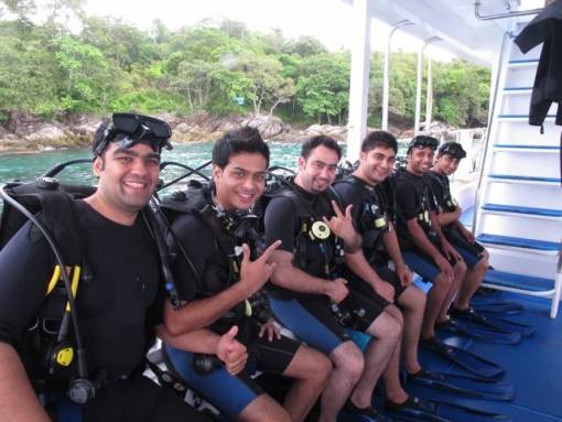 Padi Discover Scuba diving Courses Phuket Students learning to scuba dive